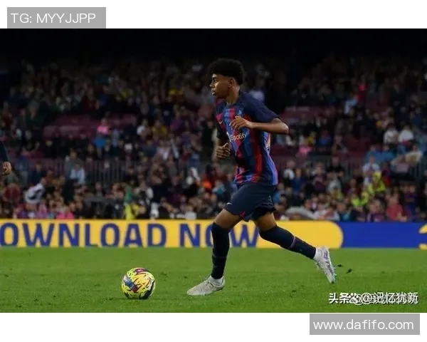 足球明星在进球后选择低调不庆祝引发球迷热议与思考